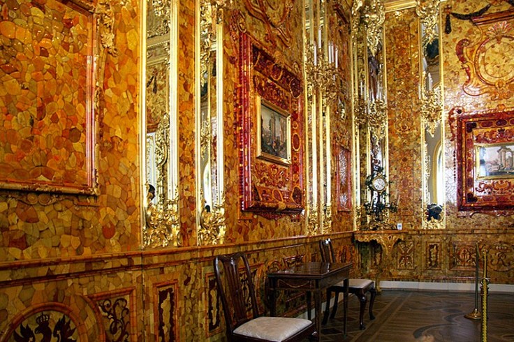 amber-room-at-catherine-palace-in-tsarskoye-selo